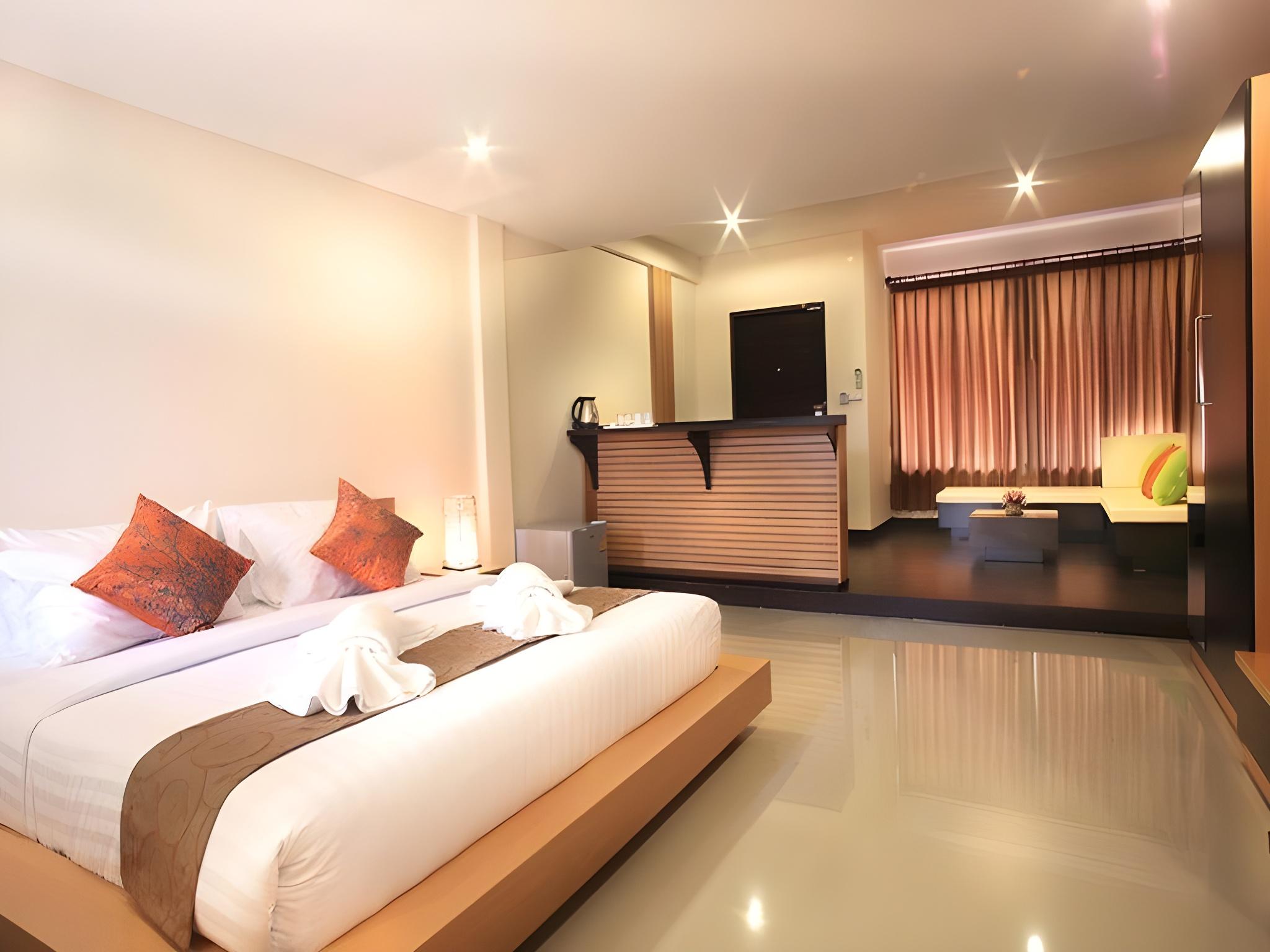 Junior Suite, Double Bed, Pool Side