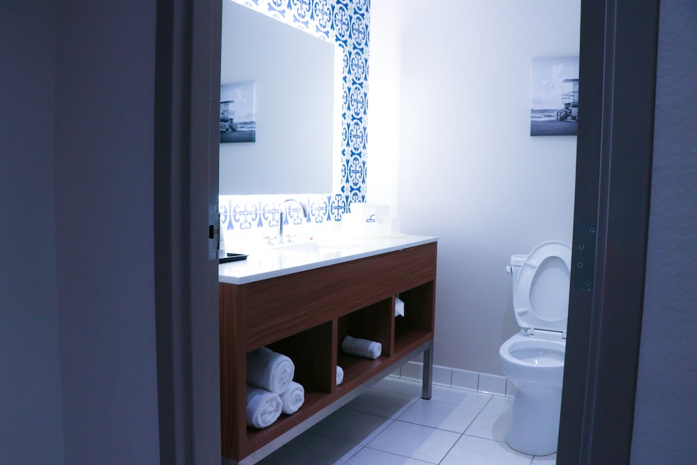 Days Inn Suites By Wyndham Fort Myers Near Jetblue Park 22/43