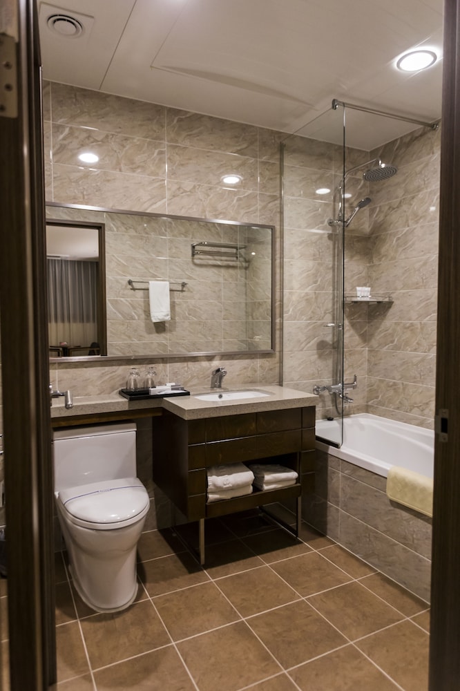 Hyunjin Tourist Hotel 70/72