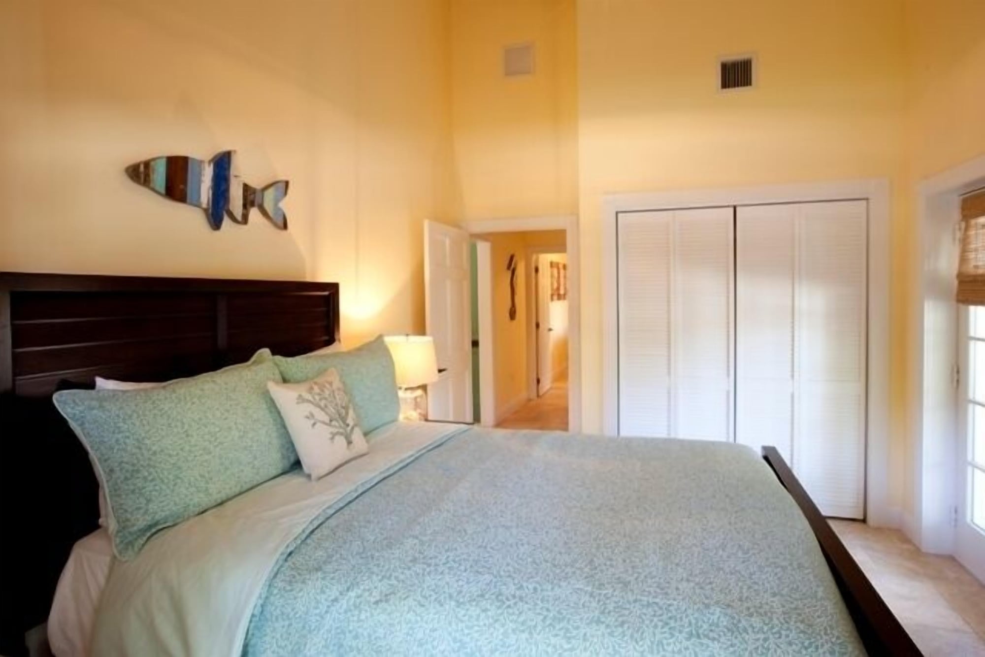 House, 3 Queen Beds, Sofa