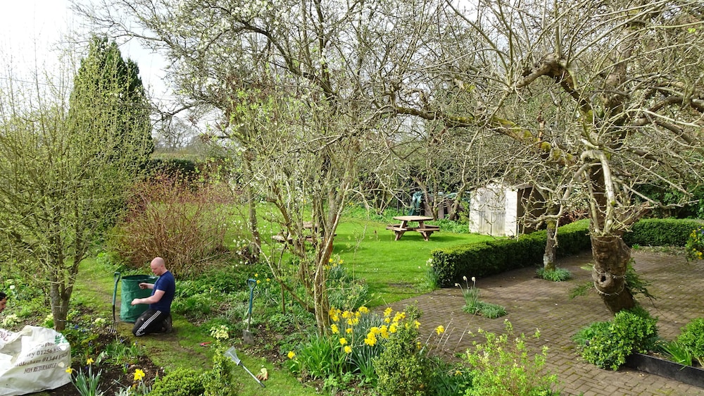 The Furze Bush Inn 29/33