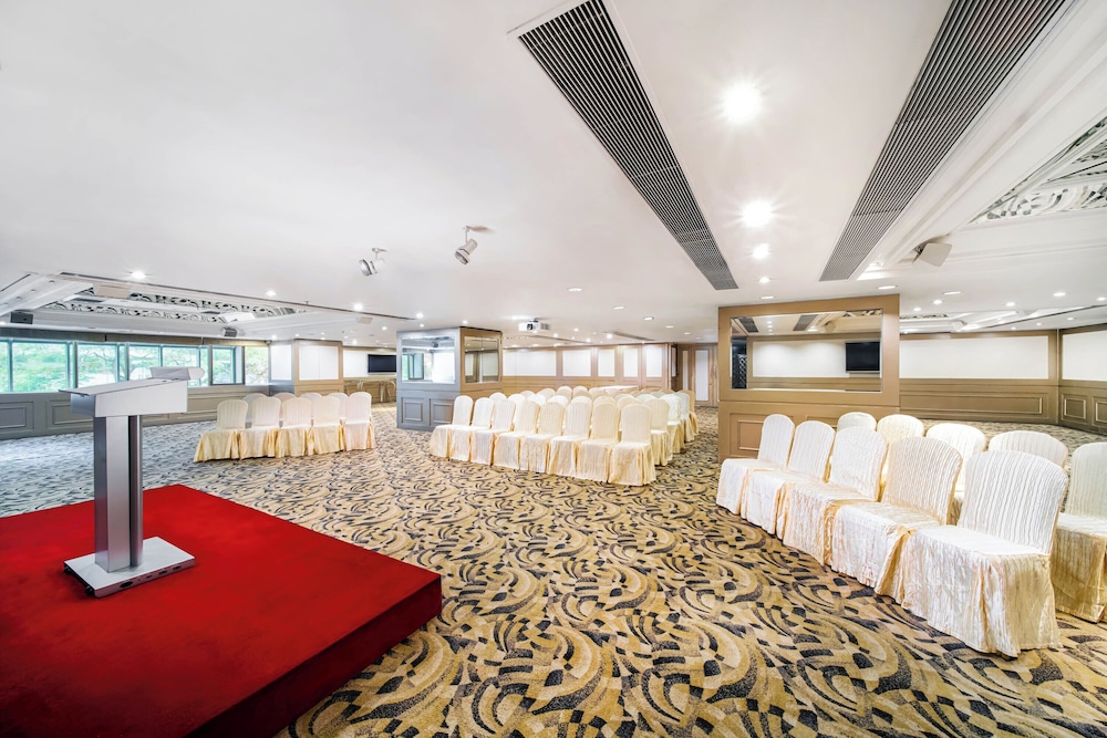 Regal Riverside Hotel 33/69