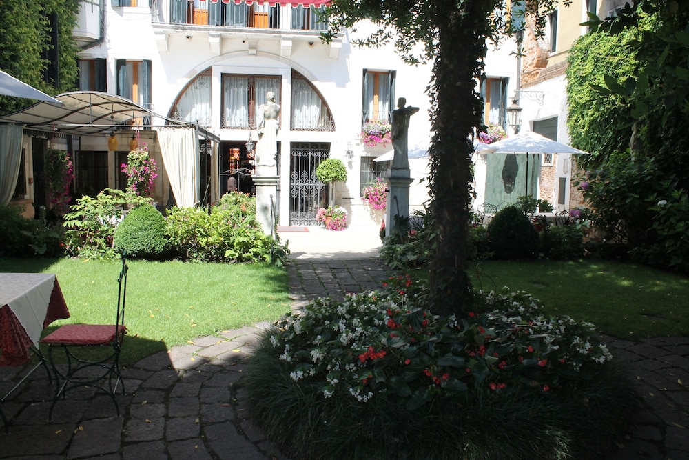 Hotel Palazzo Abadessa 47/50