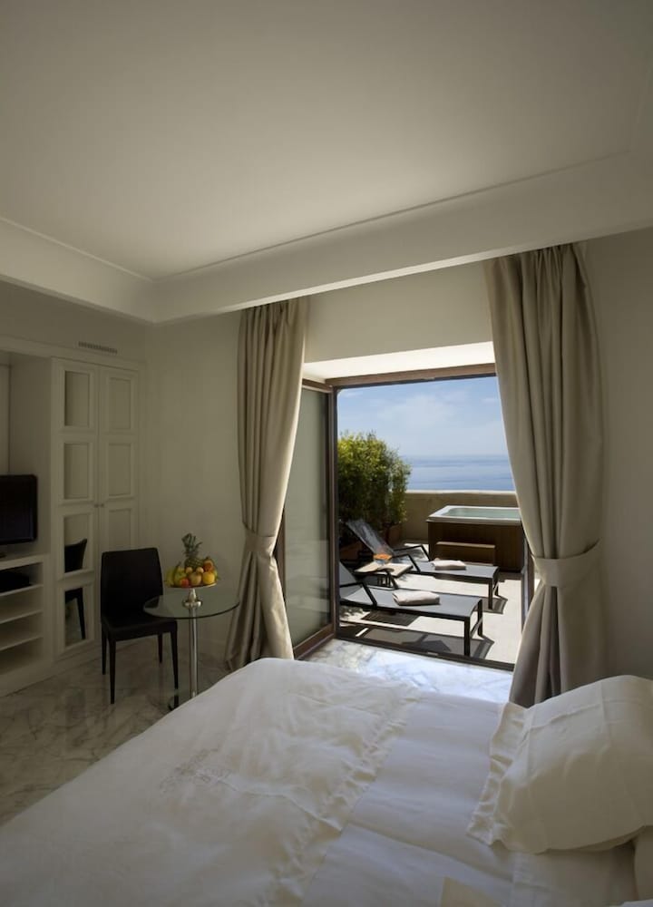 Deluxe, King Bed, Pool Access