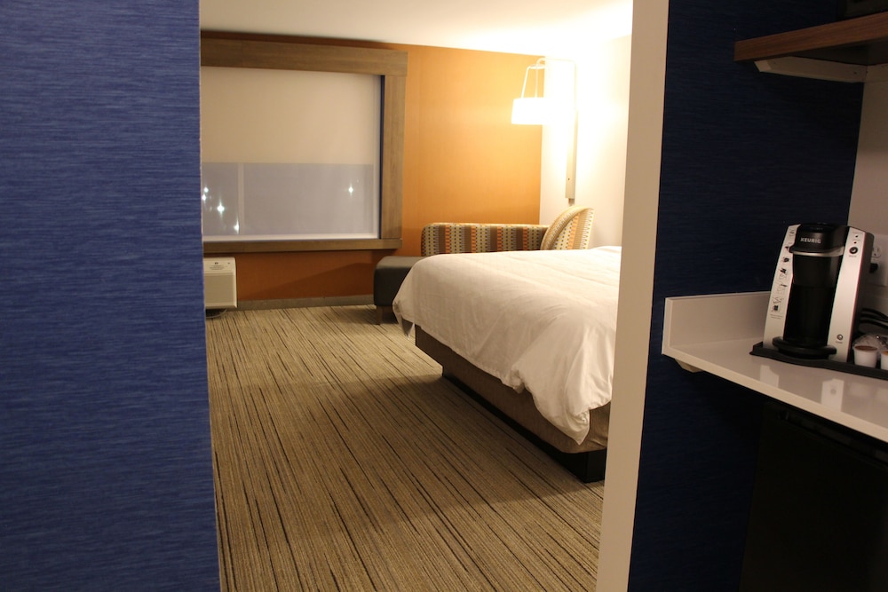 Holiday Inn Express & Suites Phoenix - Airport North 21/71