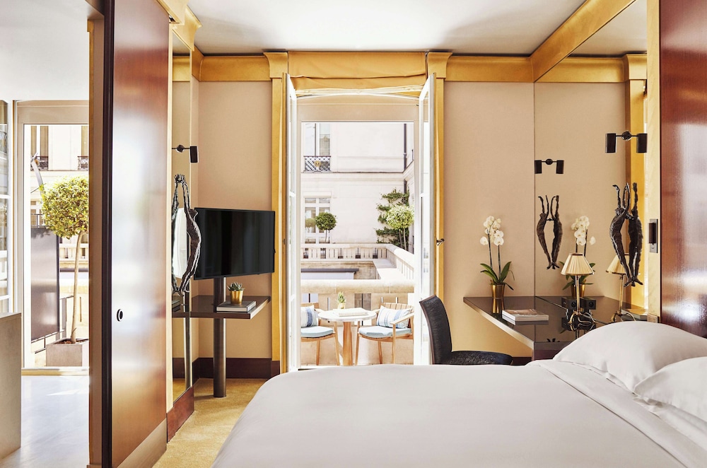 ROOM, KING BED, BALCONY