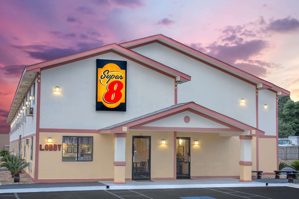 Super 8 by Wyndham Douglas 3/18