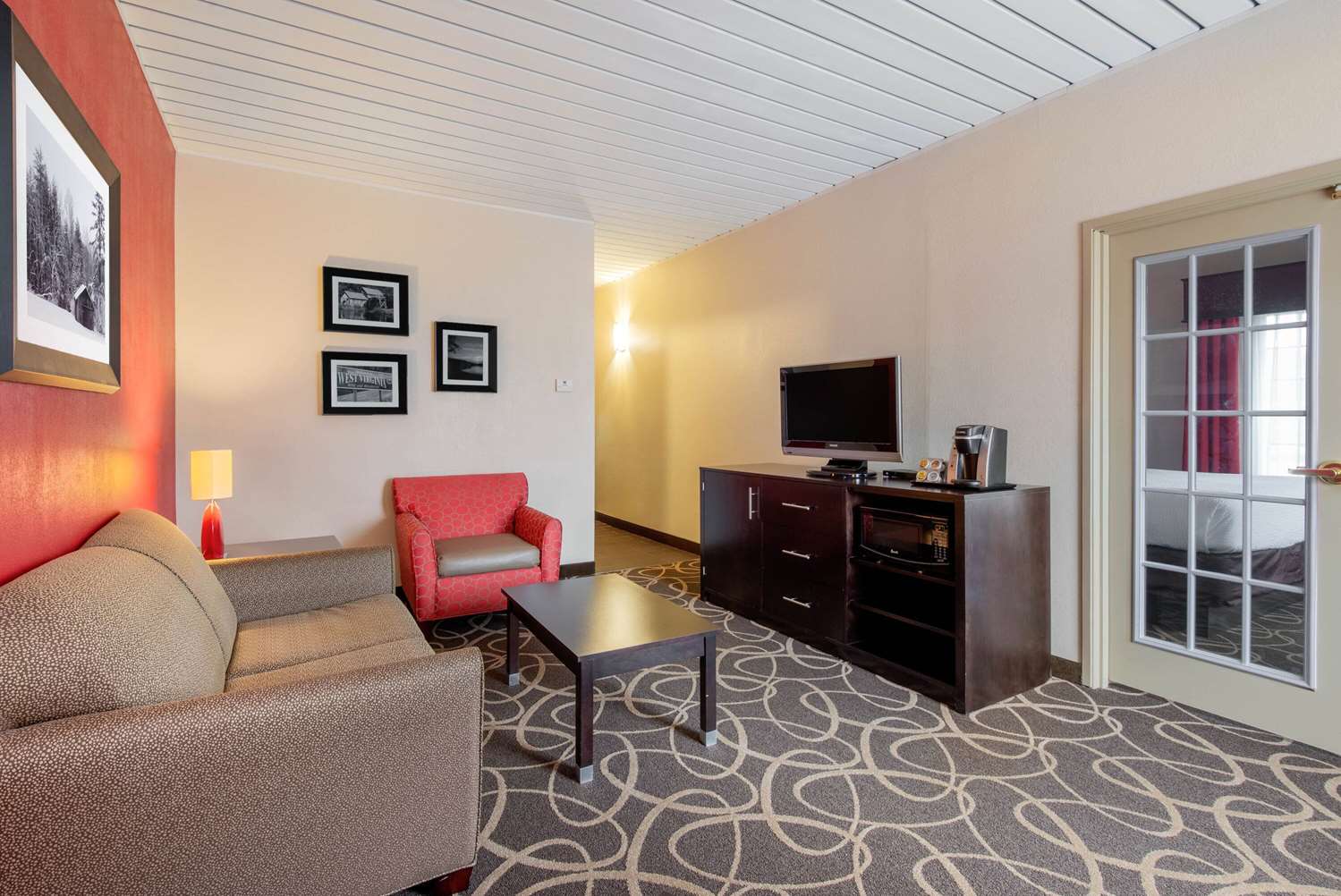 La Quinta Inn and Suites by Wyndham Elkview - Charleston NE 22/40