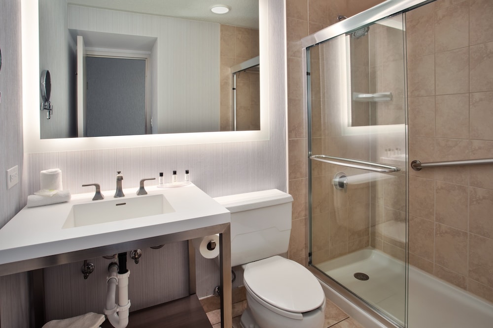 Crowne Plaza Chicago Northbrook 64/66