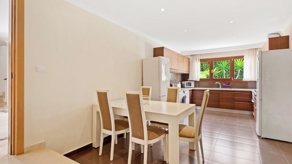 Host Villas & Suites 49/50