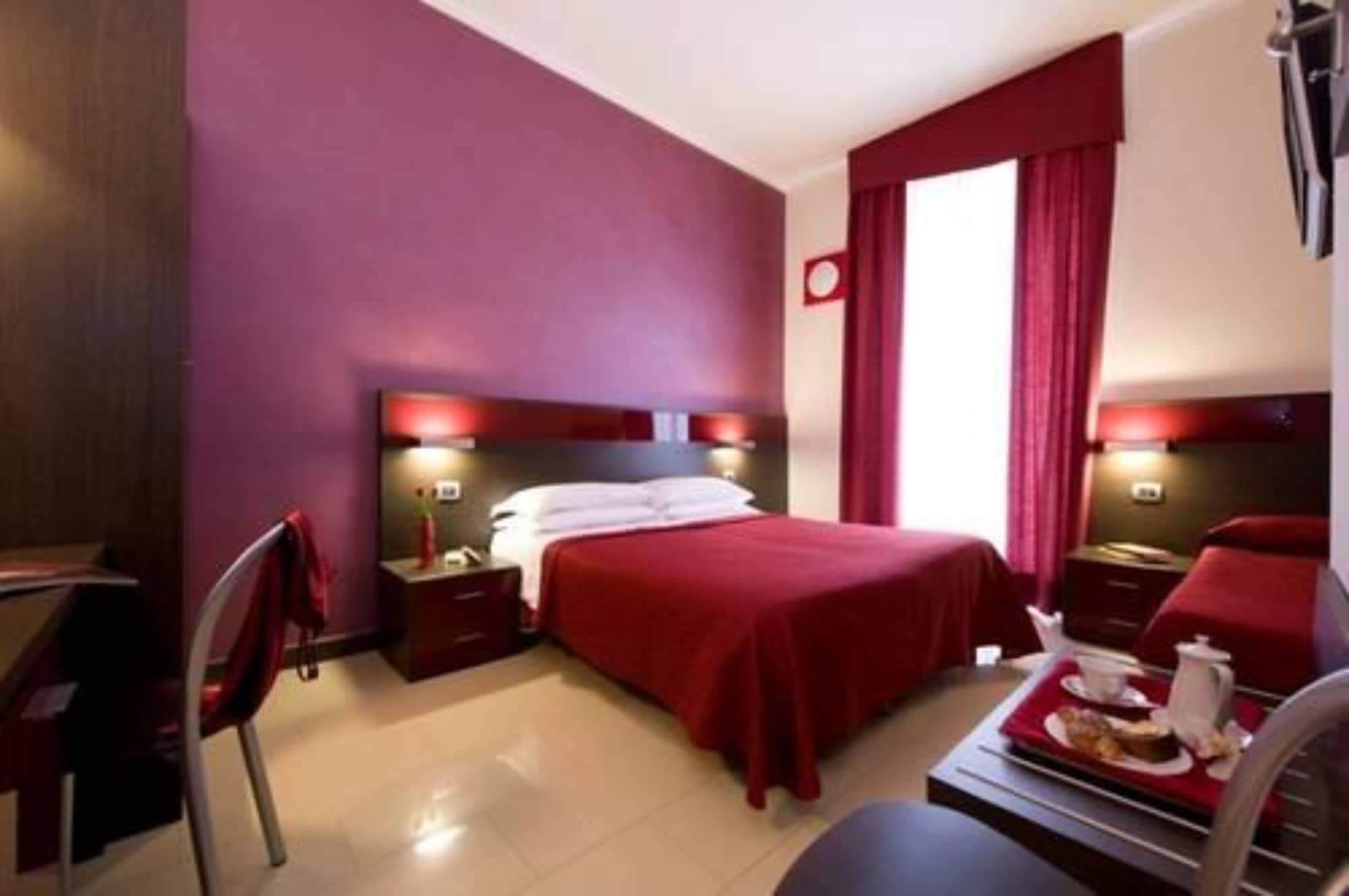 ROOM, TWIN BEDS