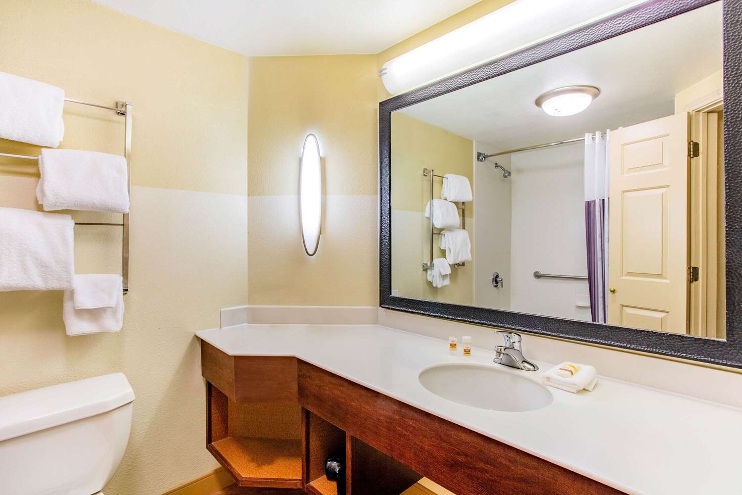 La Quinta Inn & Suites by Wyndham Raleigh/Durham Southpoint 37/38