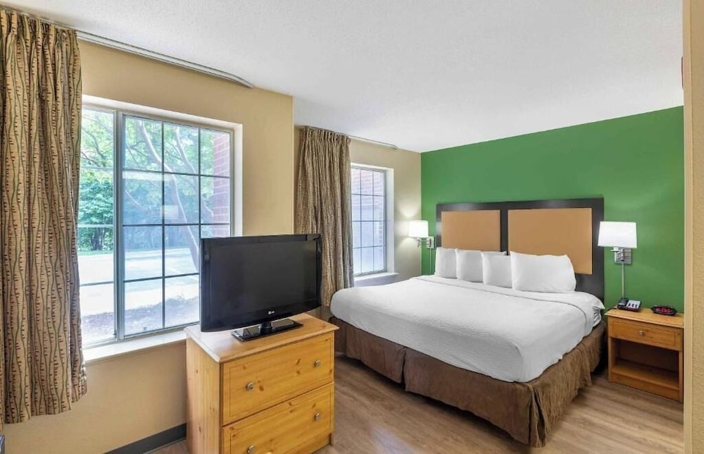 غرفة بسرير كوين بمطبخ، Studio 6 Extended Stay Milwaukee Brookfield WI 4/10