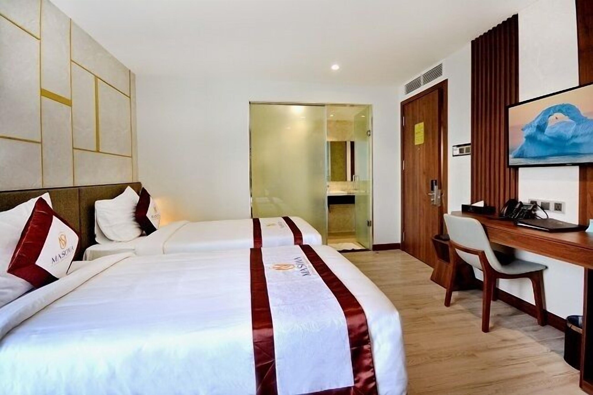 DELUXE, DOUBLE OR TWIN BED, PARTIAL SEA VIEW