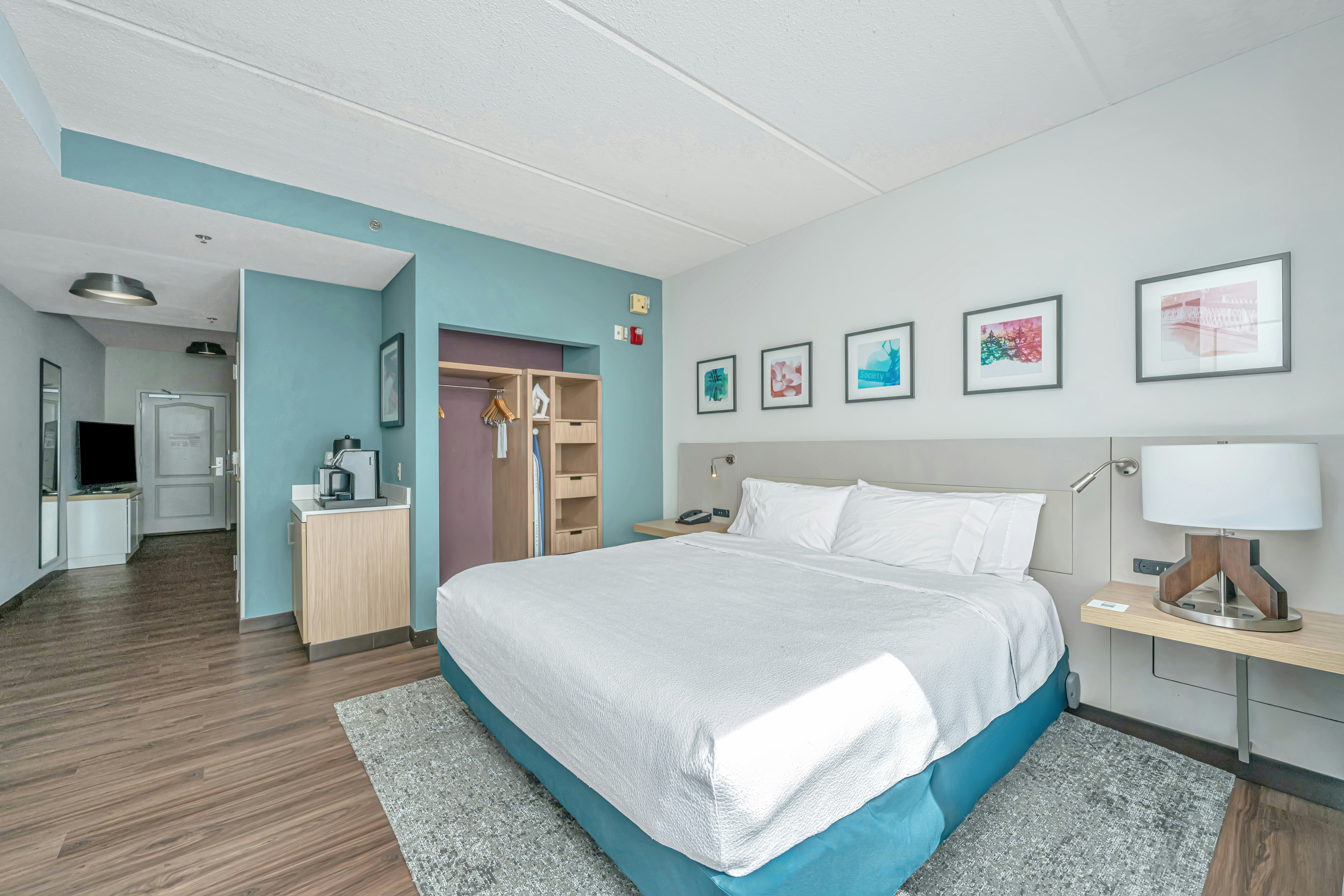 SUITE, KING BED, ACCESSIBLE