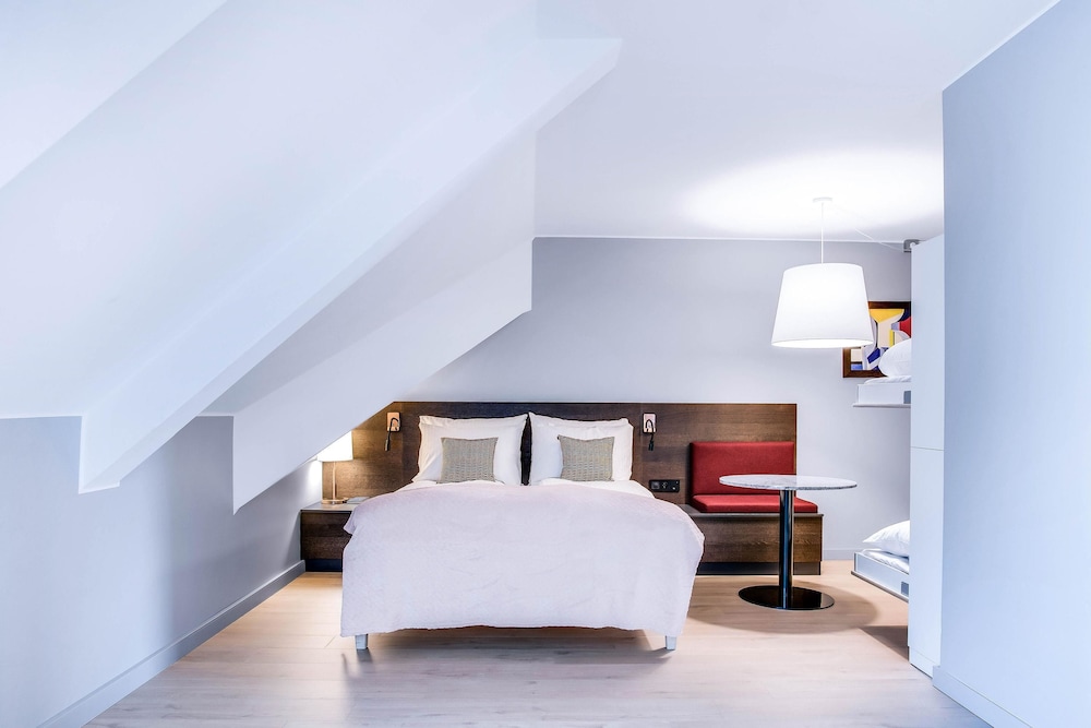 Family, Queen Bed, Sofa