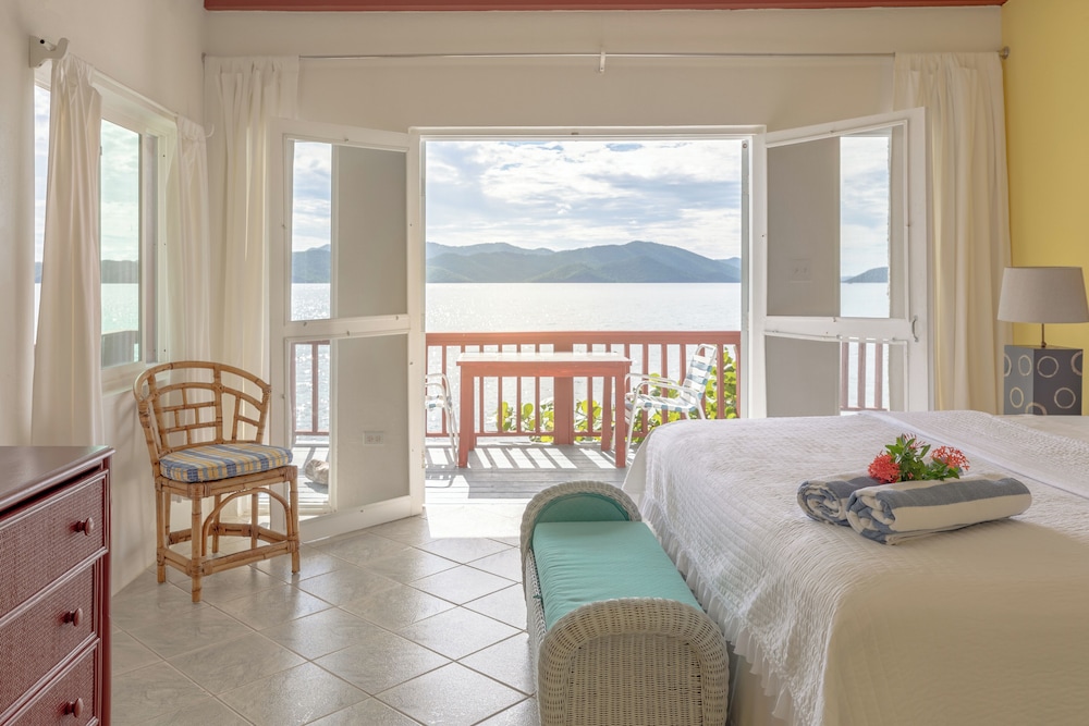 Fort Recovery Beachfront Villa & Suites Hotel 34/49