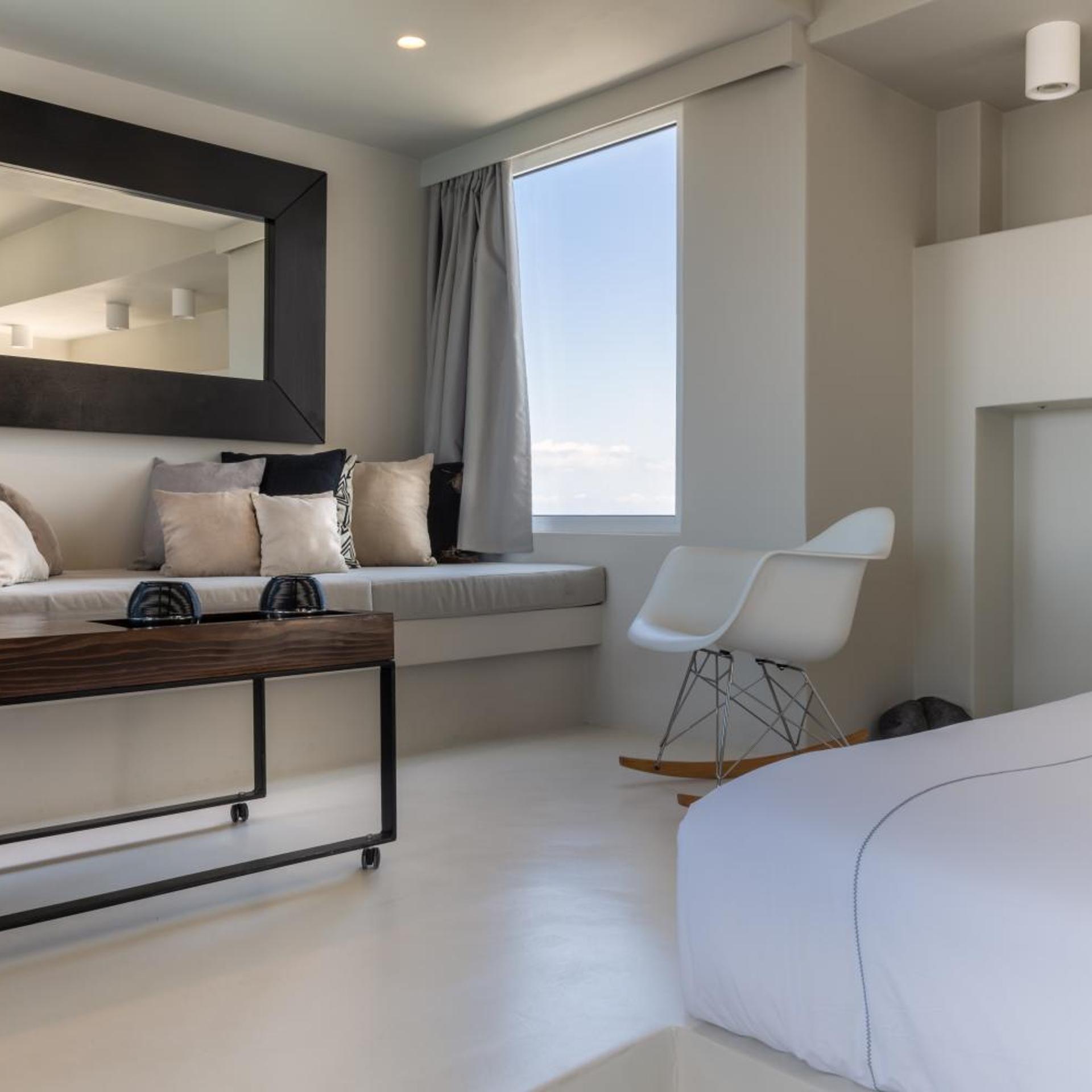Deluxe, Suite, Caldera View, Outdoor Jetted Tub، West East Suites - Adults Only 3/10