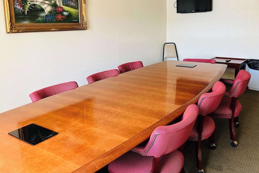 Quality Inn & Suites Prestonsburg next to Mountain Arts Center 36/42