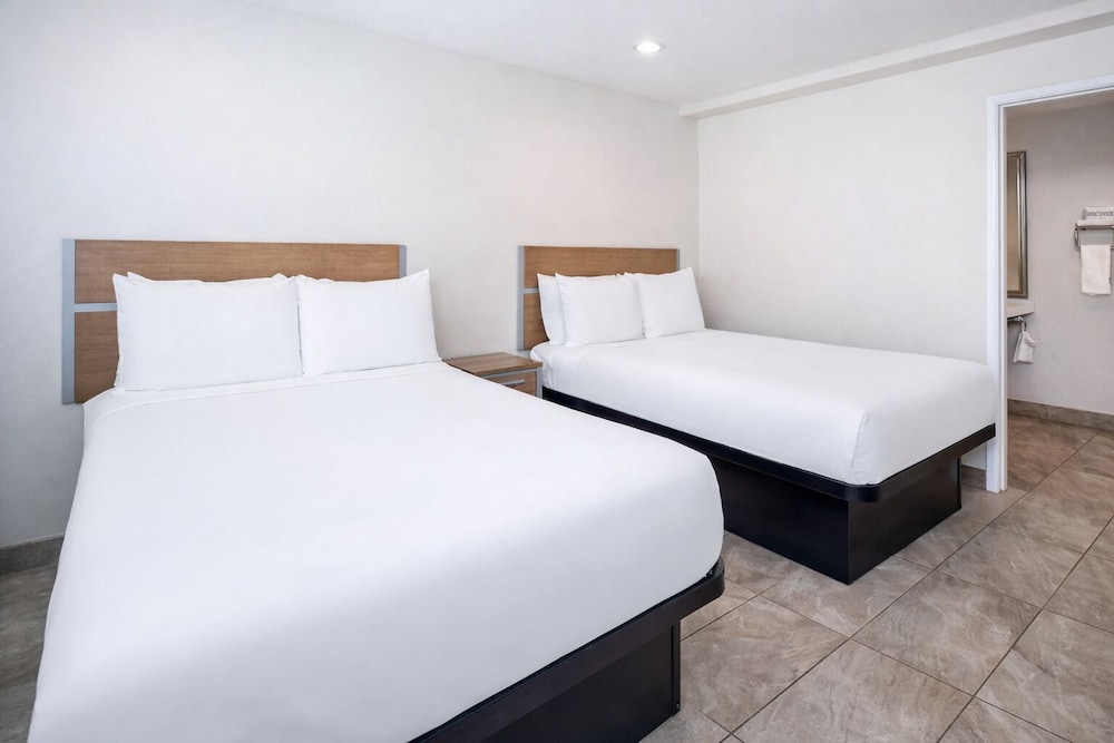 Super 8 by Wyndham Bakersfield CA 19/48