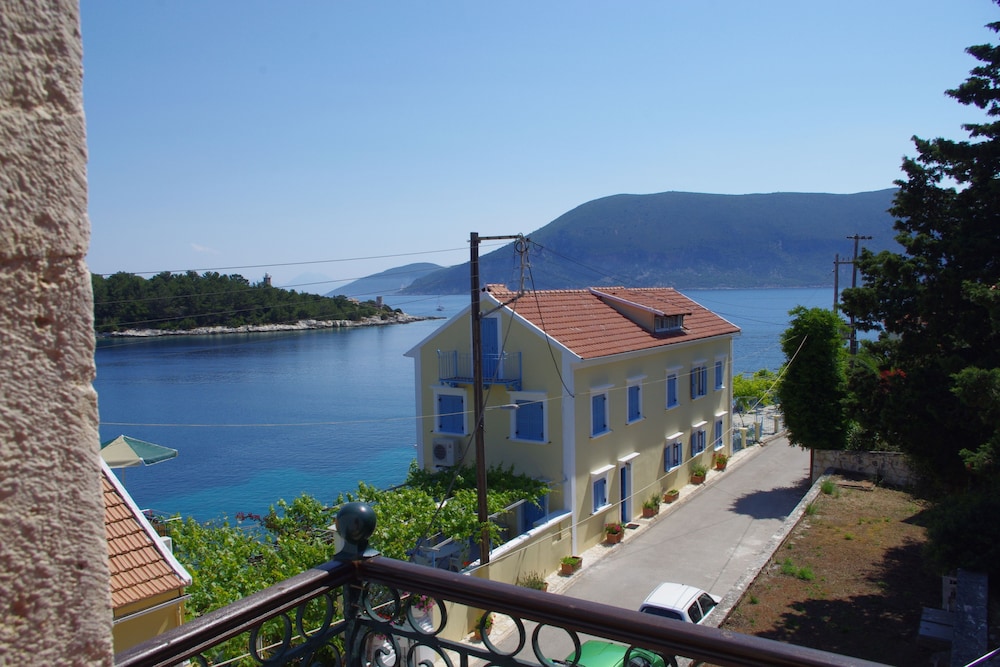 Faros Suites - Adults Only 39/50