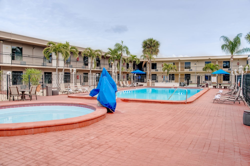 Days Inn by Wyndham St. Petersburg / Tampa Bay Area 6/16
