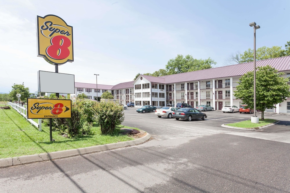 Super 8 By Wyndham Sevierville Riverside 32/45