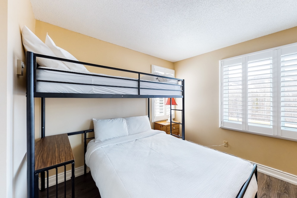 Green, 1 Queen and 2 Double Beds, Bunk Beds, Sofa