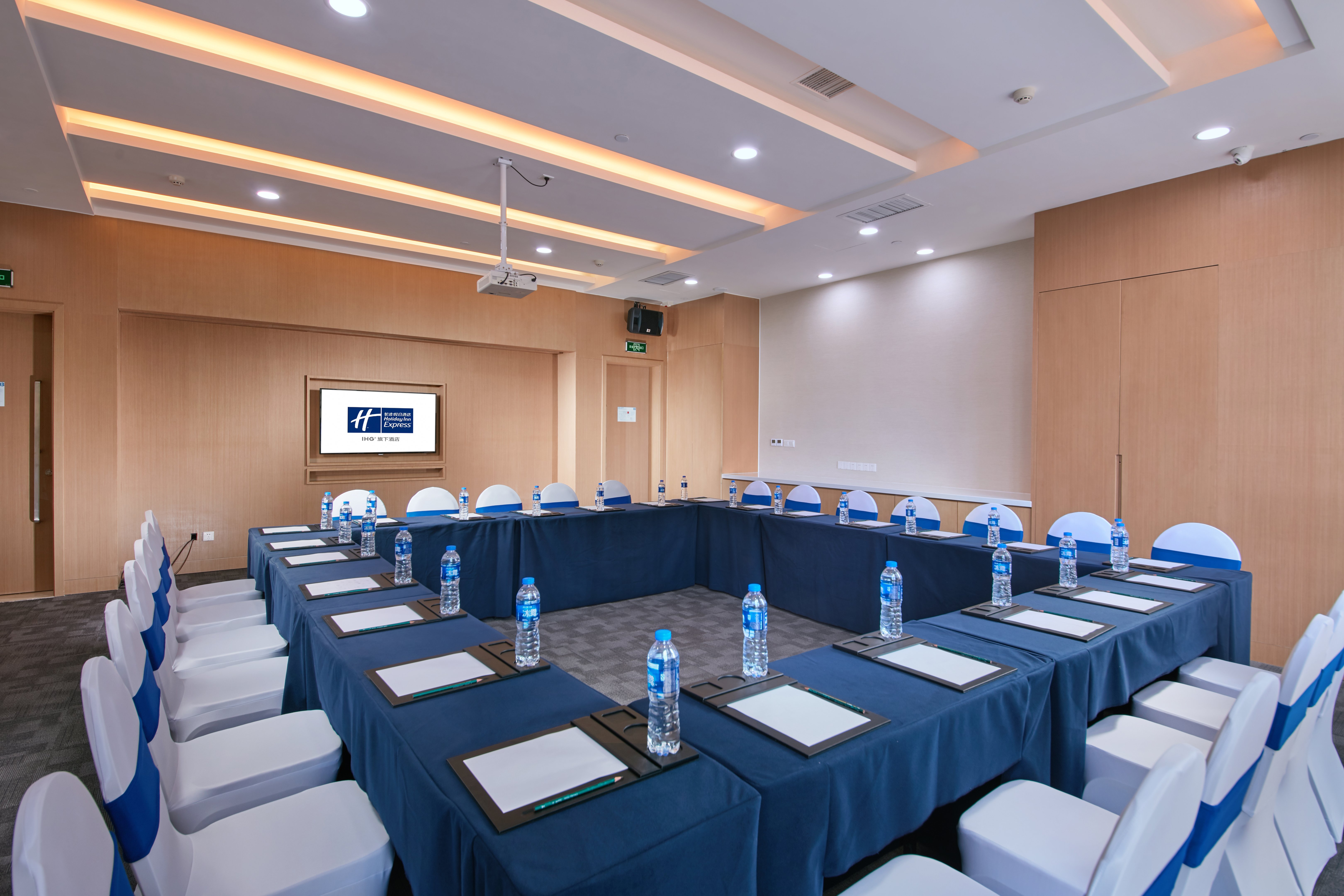 HOLIDAY INN EXPRESS LUOYANG YICHUAN 49/56