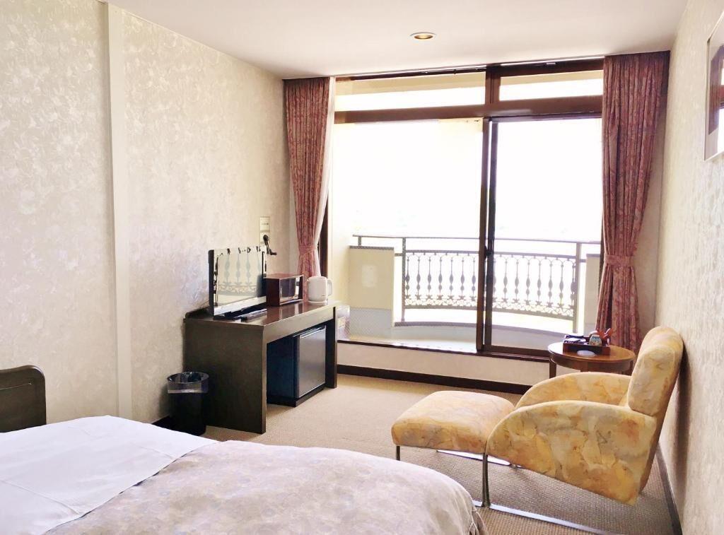 Basic, Twin Beds, Mountain and Lake View, Private Bathroom