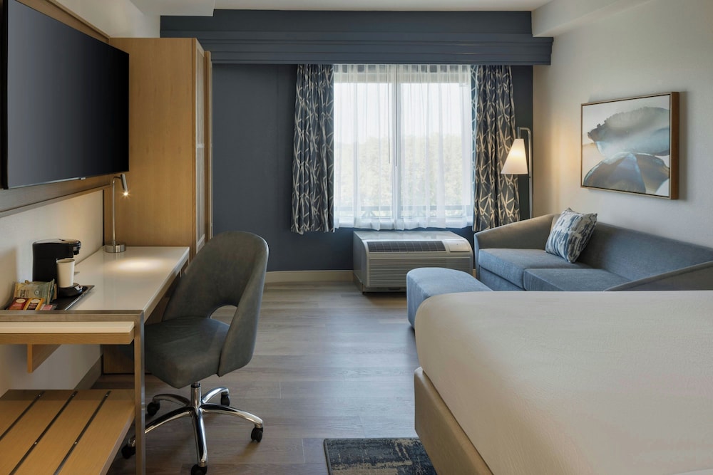 غرفة بسرير كينج مع أريكة، Courtyard by Marriott Sandestin at Grand Boulevard 4/6