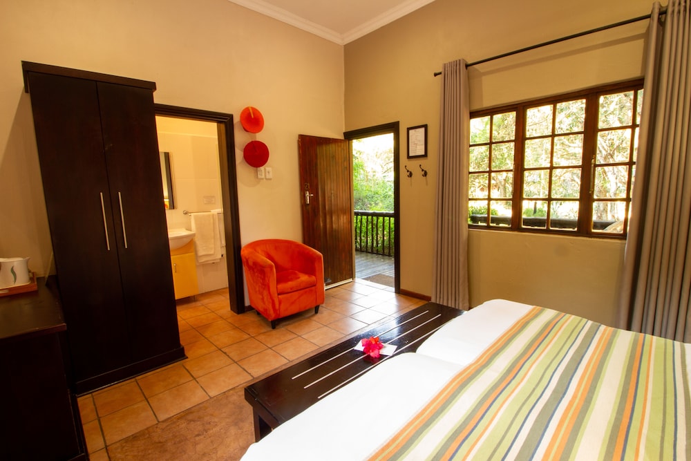 Emdoneni Lodge with Animal Care and Rehab Centre 50/66