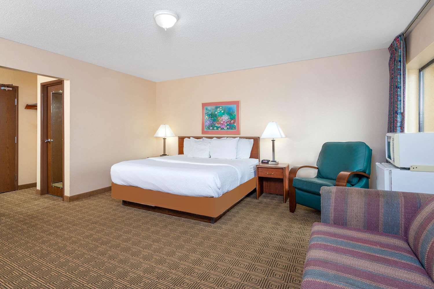 Norwood Inn & Suites by BlissPoint 8/38