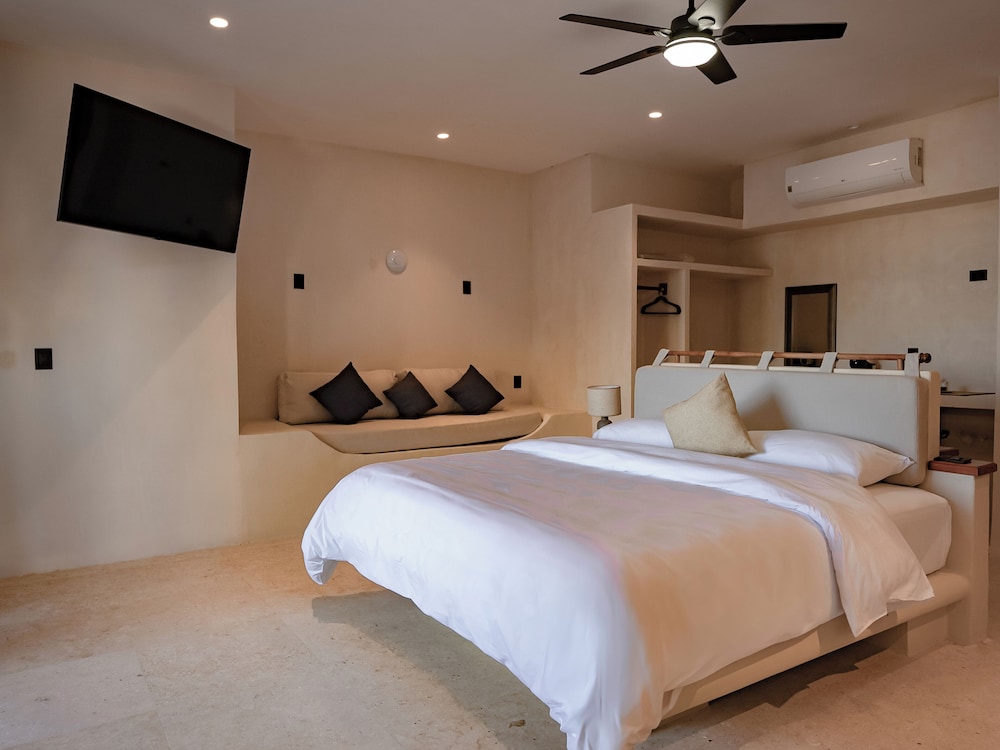 Beachfront Hotel Boutique DK 7/50