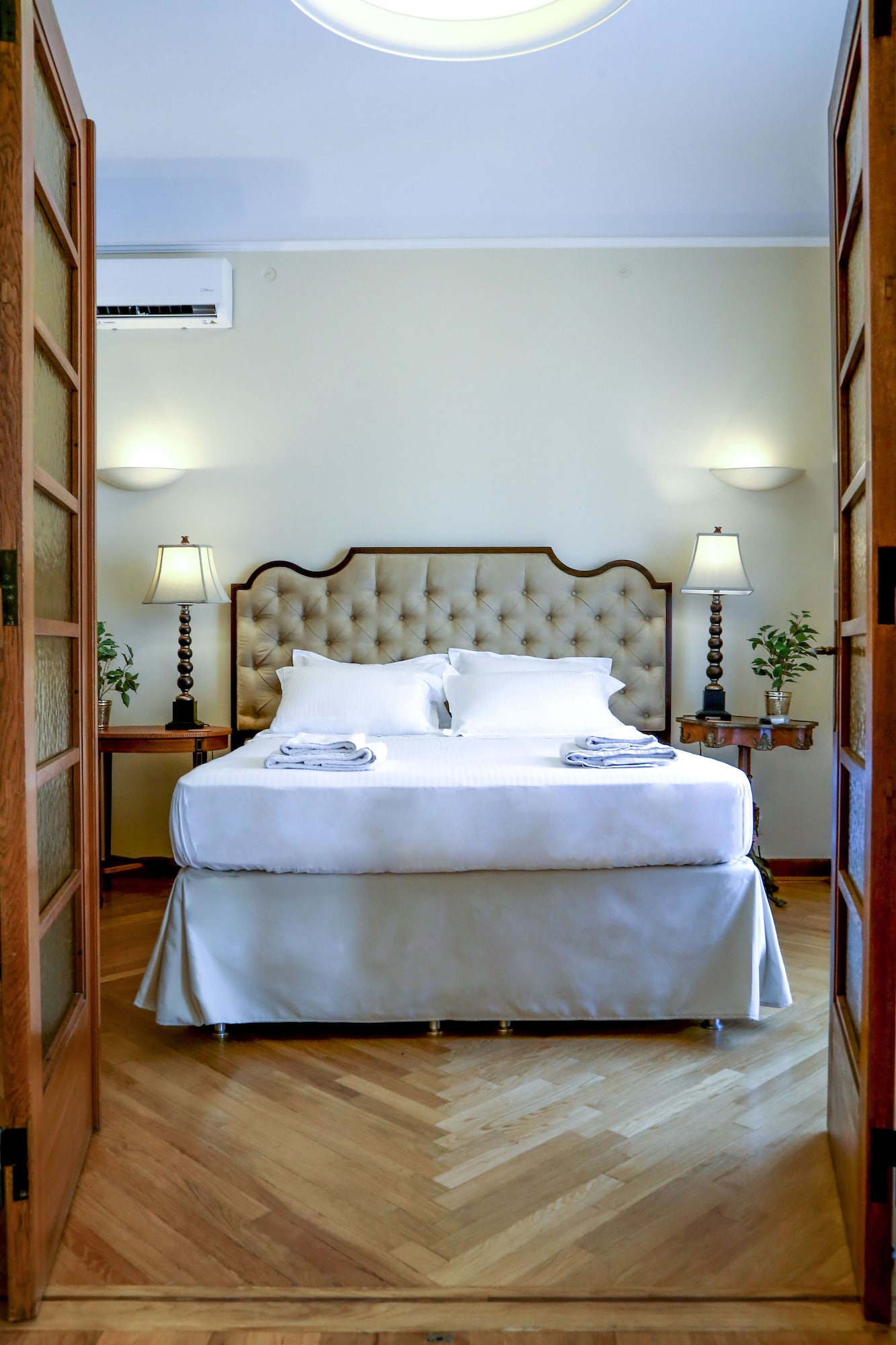 Suite, 1 Queen and 1 Single Bed, Sofa