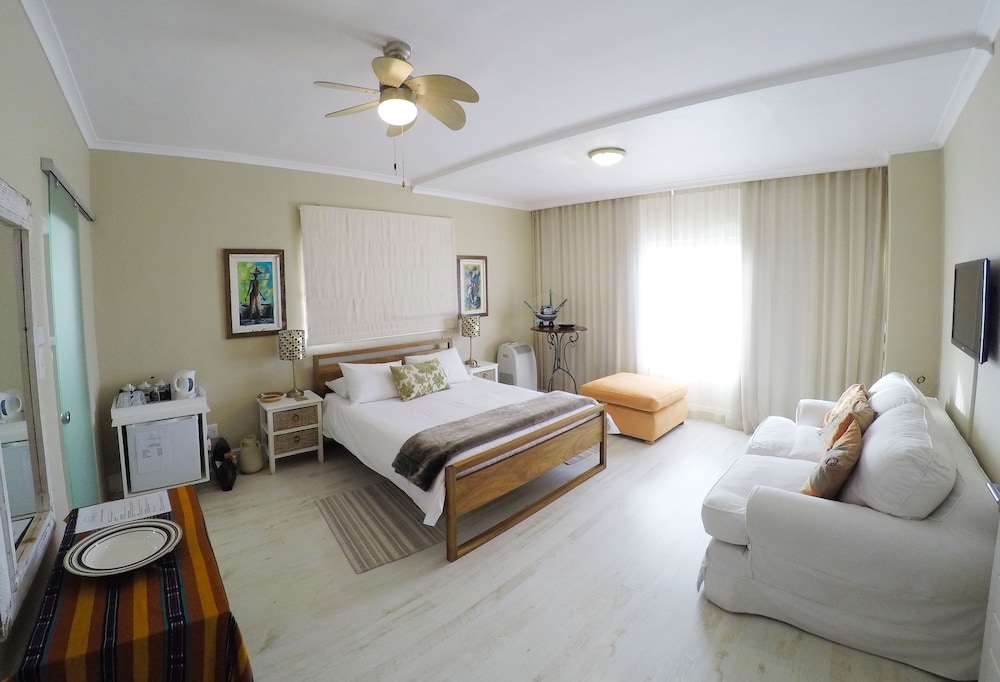 Dolphin Inn Guest House 31/74