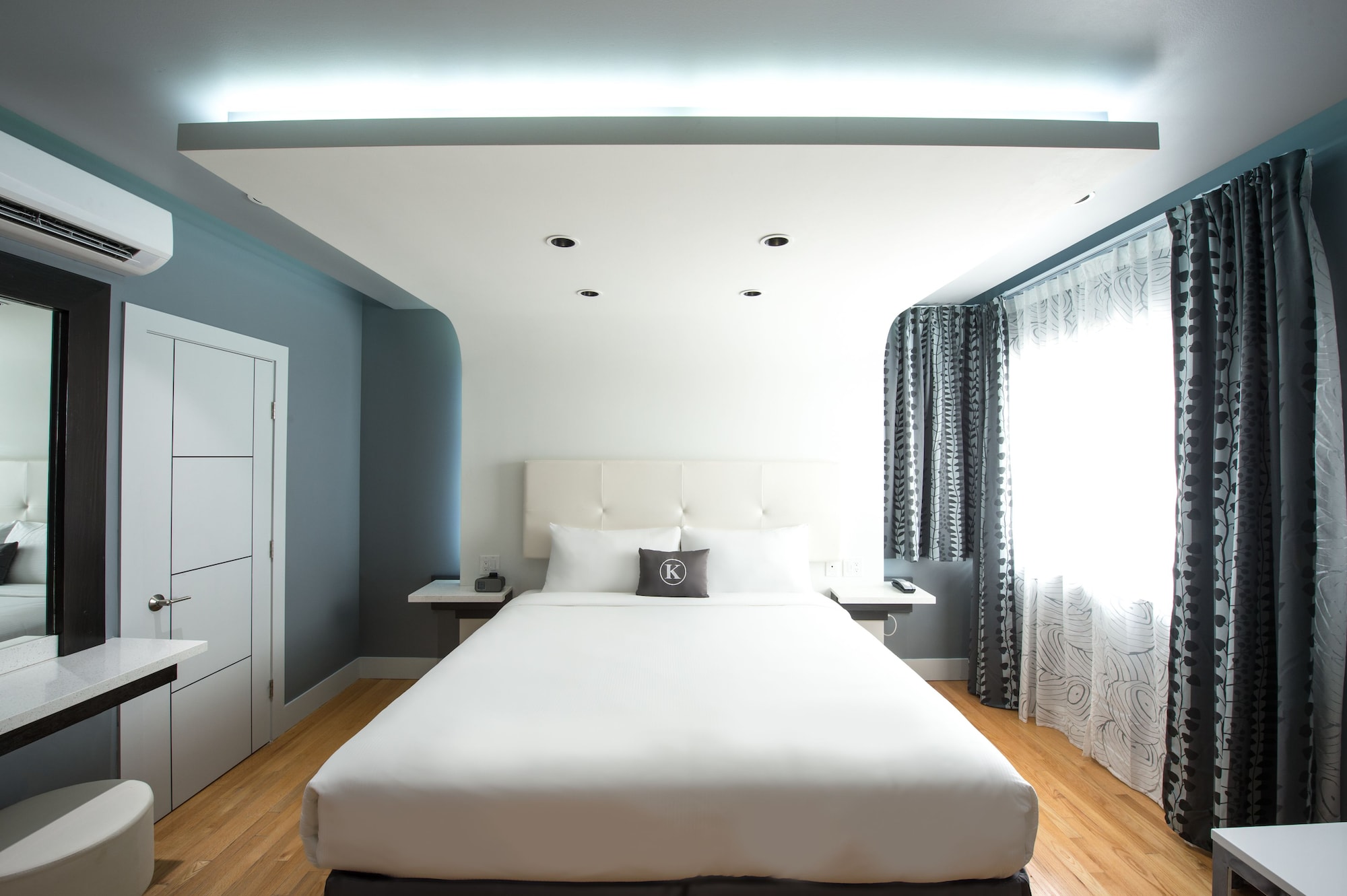 DELUXE, KING BED