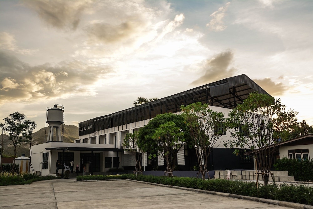 B Y Hotel Kanchanaburi 3/63