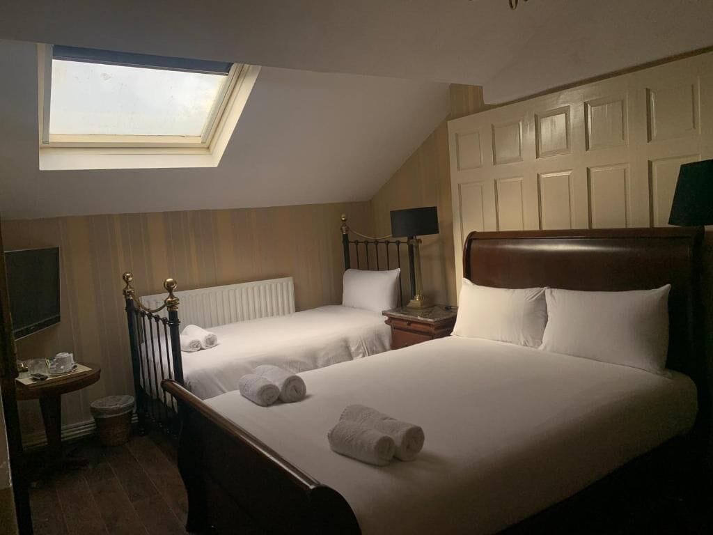ROOM, TWIN BEDS