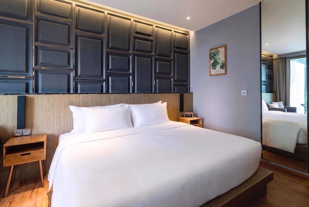 غرفة ديلوكس بسرير كينج بإطلالة على المسبح، Wyndham Grand Nai Harn Beach Phuket 5/10