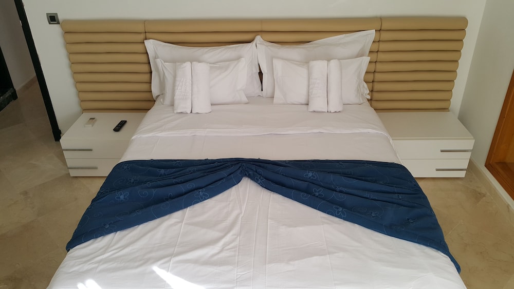 1 BEDROOM, LUXURY, APARTMENT, QUEEN BED, CITY VIEW, SOFA, BALCONY