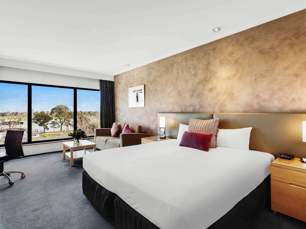 PRIVILEGE, KING BED, LAKE VIEW