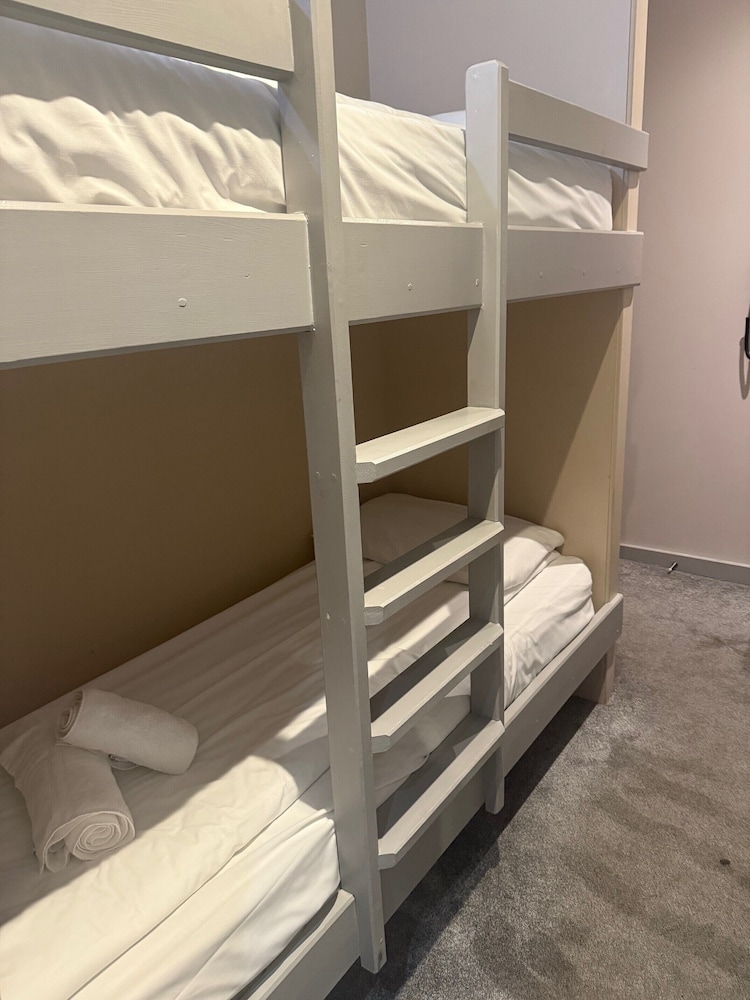 ROOM, TWIN BEDS