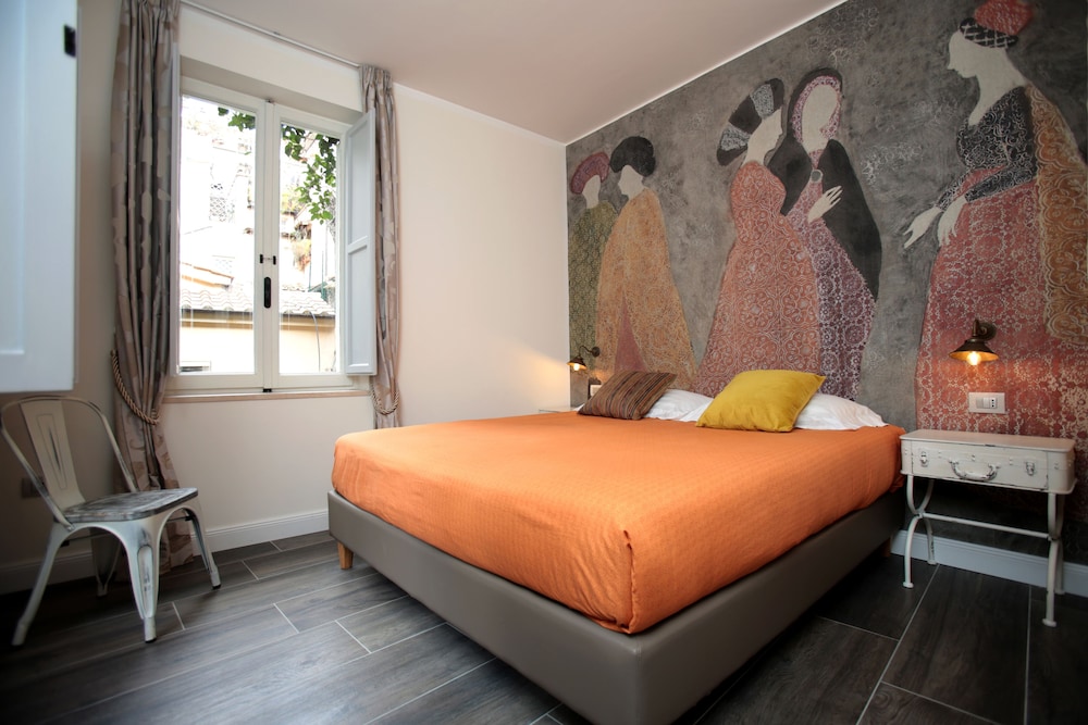 Trevi Contemporary Suite 7/42