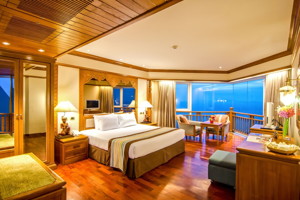 ROYAL CLIFF BEACH HOTEL 26/72