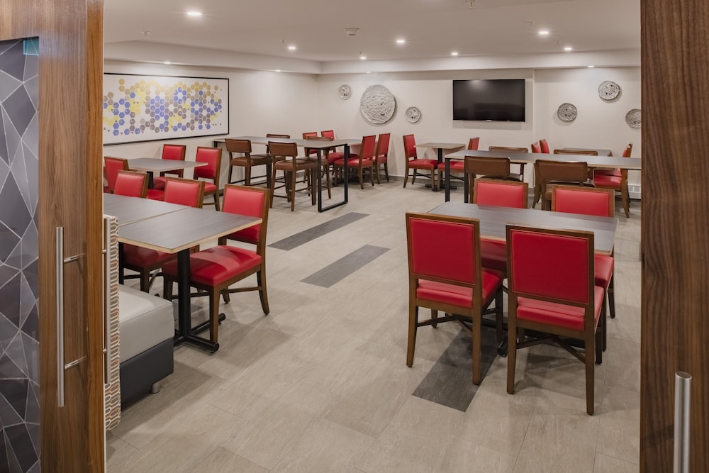 Holiday Inn Express And Suites Halifax Bedford 44/64