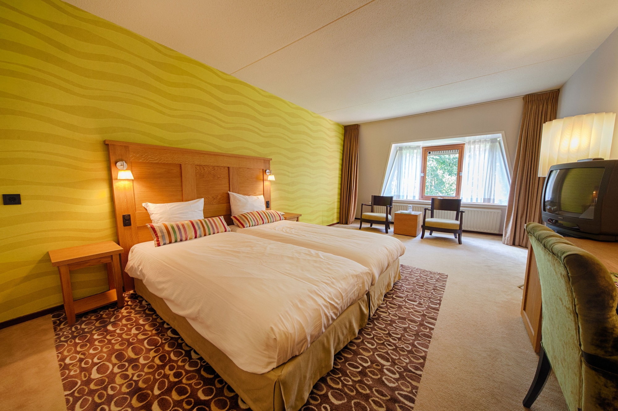 غرفة عائلية بأربعة أسرّة