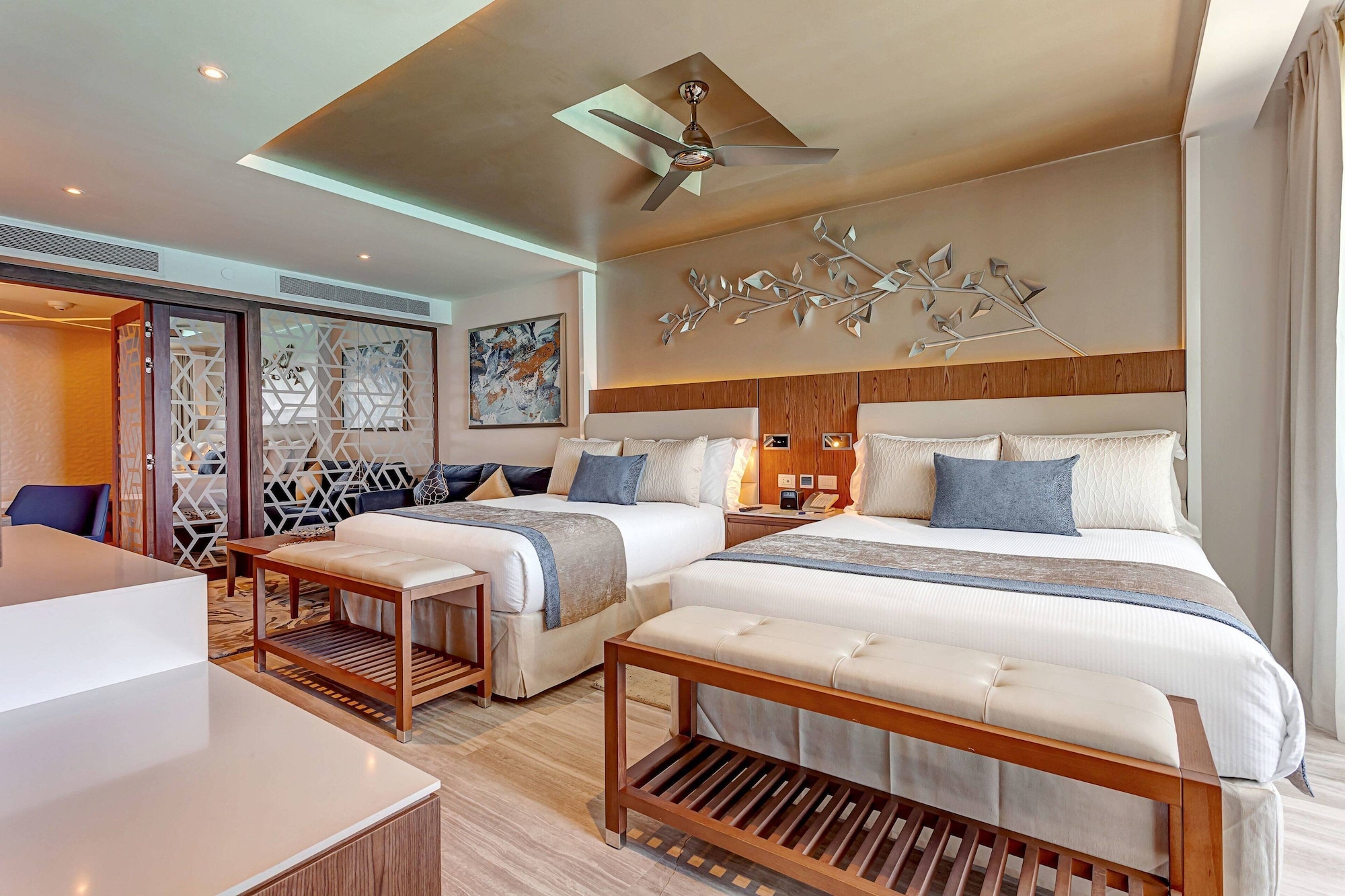 2 Bedrooms, Diamond Club, Chairman, Luxury, Suite, 1 King and 2 Queen Beds, Ocean Front, Sofa، Royalton CHIC Cancun, An Autograph Collection (ex Royalton Cancun) 4/9