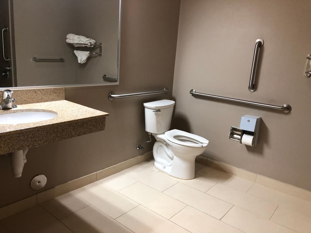 Red Carpet Inn And Suites Monmouth Jtc 12/38