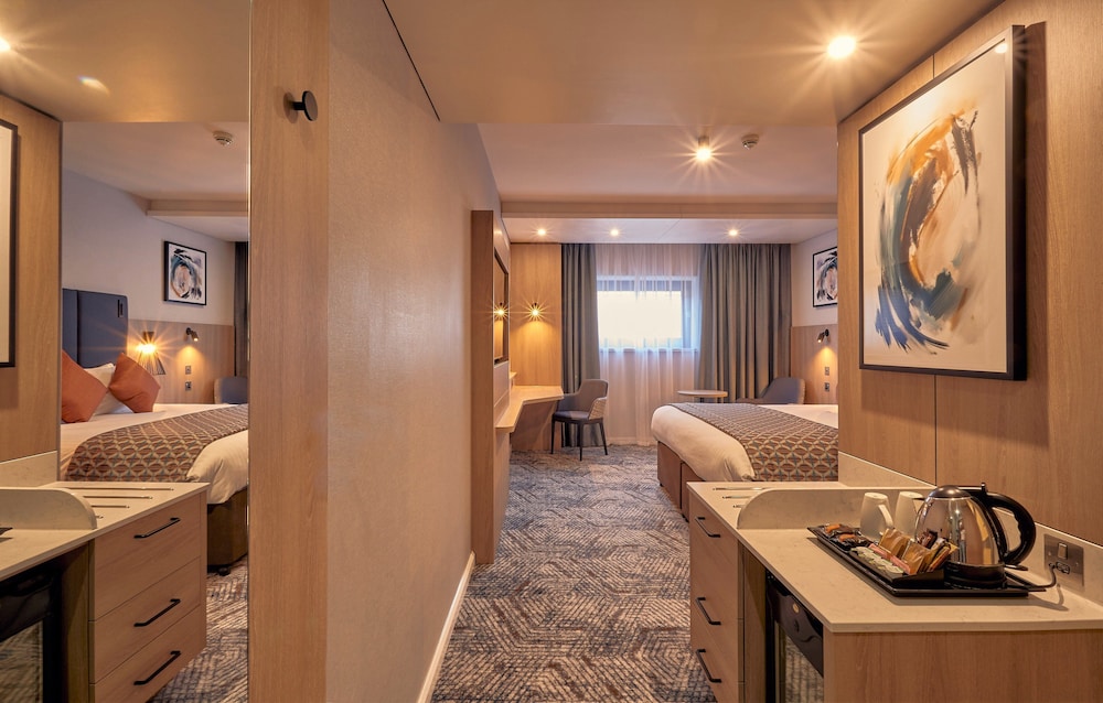 غرفة قياسية بسريرين منفصلين لذوي الإعاقة، Crowne Plaza Reading East, An IHG hotel 2/2